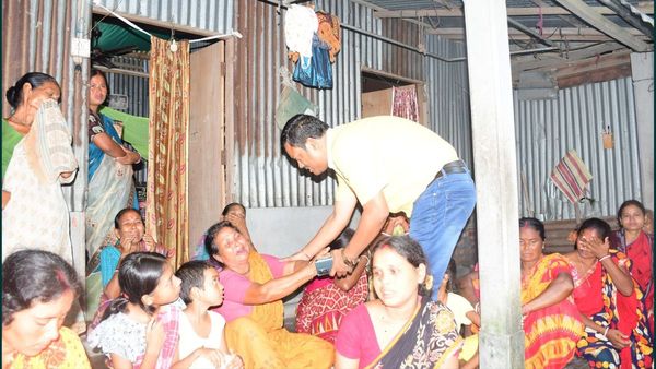 মাথাভাঙায় খুন তৃণমূল কর্মী, পরিবারের সঙ্গে দেখা করলেন পার্থ, অবিলম্বে জড়িতদের শাস্তির দাবি