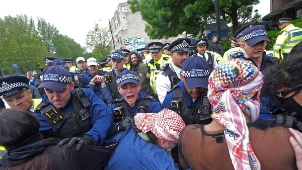 দেশ ভরে গিয়েছে অবৈধ অভিবাসীতে, যুক্তরাজ্যে ব্যাপক বিক্ষোভ, লক্ষ লক্ষ লোকের জমায়েত লন্ডনে