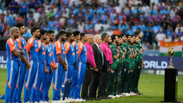 পাকিস্তানের জাতীয় সঙ্গীতের বদলে স্টেডিয়ামে বাজল 'জলেবি বেবি', মিমের বন্যা সোশ্যাল মিডিয়ায়