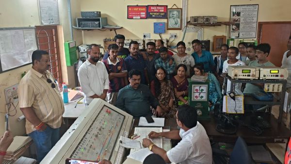 এসি লোকালের স্টপেজ চাই অশোকনগরে, না হলেই বৃহত্তর আন্দোলন! রেলকে জানালেন বিধায়ক নারায়ণ