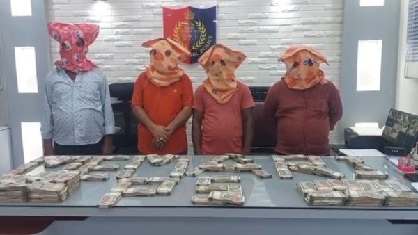 বিহার থেকে আসা বাস থেকে ৭২ লক্ষ টাকা উদ্ধার! গ্রেফতার ৪