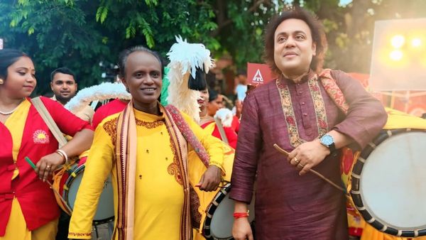 মহালয়ায় জমজমাট কুমোরটুলি ঘাট, ঢাকিদের জন্য অভিনব ভাবনার সাক্ষী তন্ময়-গোকুল