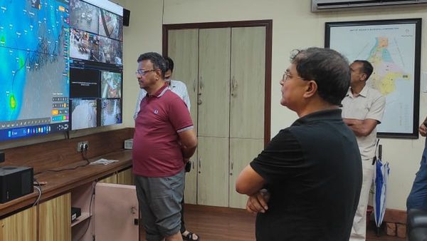 মেঘভাঙা বৃষ্টিতে কলকাতায় মৃত অন্তত ৭, কর্পোরেশনের কন্ট্রোল রুম থেকে বিশেষ বার্তা ফিরহাদের