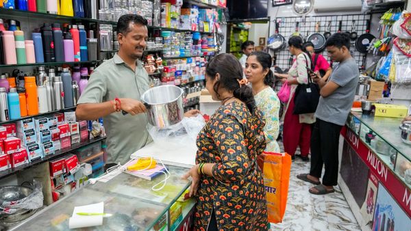 অতিরিক্ত দাম নেওয়া হচ্ছে জিএসটি কমার পরেও? কীভাবে করবেন অভিযোগ জানুন