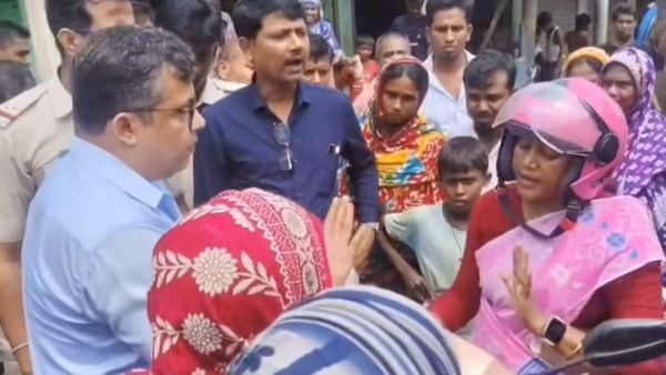 তৃণমূল নেত্রীকে দেখেই প্রবল বিক্ষোভ মহিলাদের, ঢুকতেই পারলেন না সরকারি কর্মসূচির শিবিরে