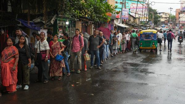 কলকাতায় রোদ ঝলমল, কিন্তু দক্ষিণবঙ্গে বৃষ্টির আশঙ্কা বহাল