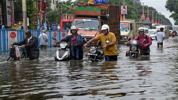 বজ্রবিদ্যুৎ সহ ফের বৃষ্টির আশঙ্কা পঞ্চমীতে, আগাম প্রস্তুতিতে কলকাতা পুরসভা