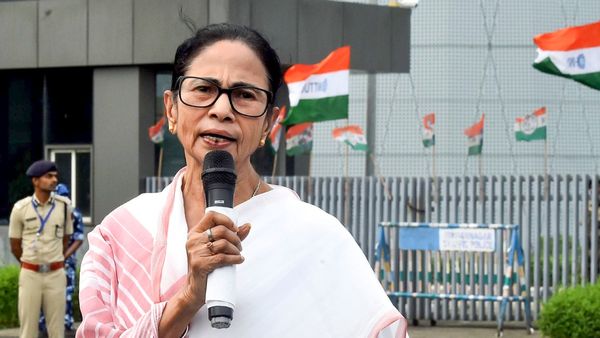 জমা জলে মৃত্যুর ঘটনায় বিরোধীদের কটাক্ষের পাল্টা মমতা, দায় চাপালেন কেন্দ্রের ঘাড়ে