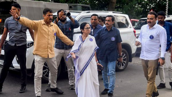 মহানগরে জল যন্ত্রণার পর মুখ্যমন্ত্রীর পুজো উদ্বোধনী কর্মসূচি, ওদিকে ঘূর্ণাবর্তের আশঙ্কা