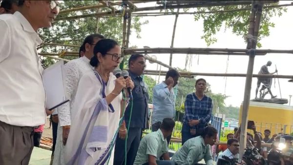 সেনাকেও অপব্যবহার করছে বিজেপি! ভাষা আন্দোলনের মঞ্চ জওয়ানরা খুলে 'পালাতে'ই গর্জে উঠলেন মমতা