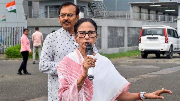 দুয়ারে সরকারে আধার কার্ডের আবেদনের দ্রুত নিষ্পত্তি করতে হবে, জেলাশাসকদের নির্দেশ মমতার