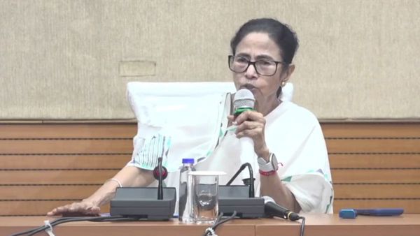 নেপালে আটকে থাকা বাংলার মানুষজনকে অভয় মমতার, এসআইআর নিয়ে কমিশনকে কড়া বার্তা