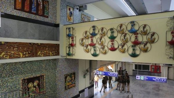 দক্ষিণেশ্বর মেট্রো স্টেশনে ছুরি দিয়ে হামলা সহপাঠীর, হাসপাতালে মৃত্যু ছাত্রের