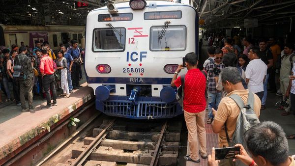 শিয়ালদহ ডিভিশনে আরও দুটি নতুন রুটে এসি লোকাল, পুজোর আগেই সুখবর যাত্রীদের জন্য