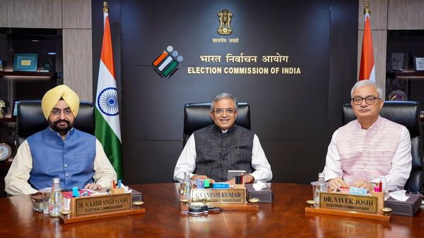 ন্যাশনালিস্ট তৃণমূল কংগ্রেস সহ বাংলার ১২টি রাজনৈতিক দলকে বাতিল ঘোষণা করল নির্বাচন কমিশন