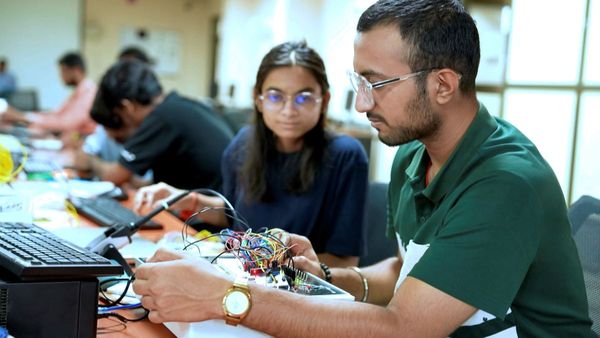 নিত্য প্রয়োজনীয় জিনিস থেকে টিভি-গাড়ি, উৎসবের মরশুমেই সস্তা হতে চলেছে বহু পণ্য, জিএসটি সংস্কারের পথে কেন্দ্র