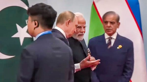 SCO সম্মেলনে নাম না করে পাকিস্তানের সন্ত্রাসবাদের বিরুদ্ধে সোচ্চার মোদী, পাশে দাঁড়িয়ে শুনতে হল শাহবাজ শরিফকে