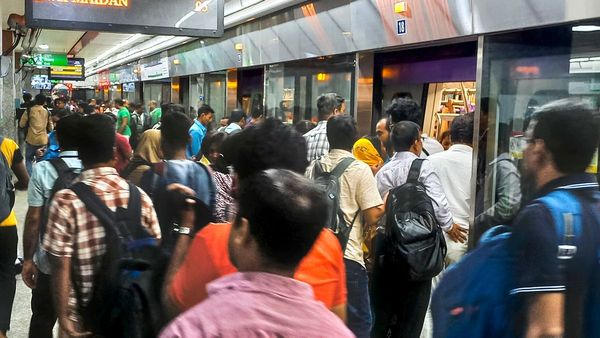 পুজোর শুরুতেই দৈনিক যাত্রীসংখ্যায় সর্বকালীন রেকর্ড গড়ল কলকাতা মেট্রো