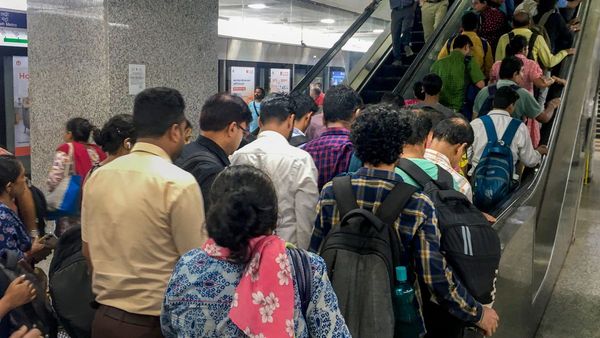 ফের মেট্রোয় বিভ্রাট! সপ্তাহের প্রথম দিনেই বিঘ্ন পরিষেবায় সমস্যায় যাত্রীরা