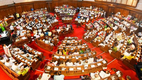 বাঙালি হেনস্থা বিরোধী প্রস্তাব পেশ বিধানসভায়, হট্টগোল, পাল্টা স্লোগান দুই পক্ষেরই