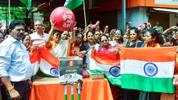 বয়কট হোক ভারত-পাক ক্রিকেট ম্যাচ! টিভি ভেঙে, হাতে সিঁদুর মেখে মুম্বইয়ে উদ্ধবের শিবসেনার প্রতিবাদ