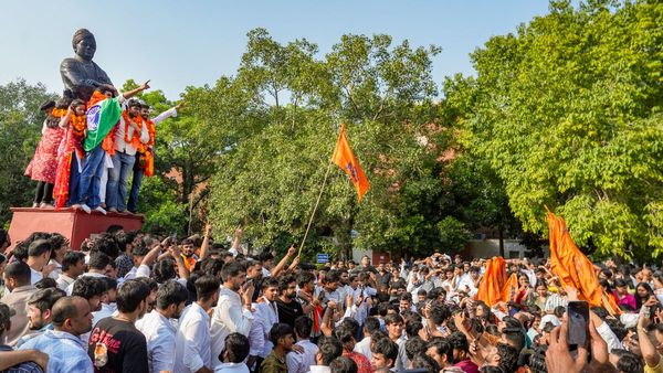 দিল্লি বিশ্ববিদ্যালয়ে ছাত্র সংসদ নির্বাচনে এবিভিপির জয়জয়কার, শ্রদ্ধা নিবেদন বিবেকানন্দর মূর্তিতে