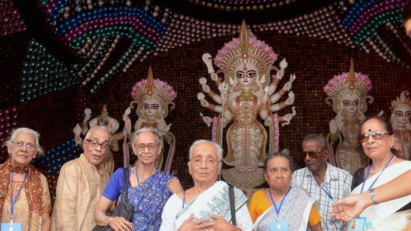 কলকাতায় বয়স্ক এবং বিশেষভাবে সক্ষমদের পুজোর আগেই প্যান্ডেল প্রদর্শনীর বিশেষ ব্যবস্থা