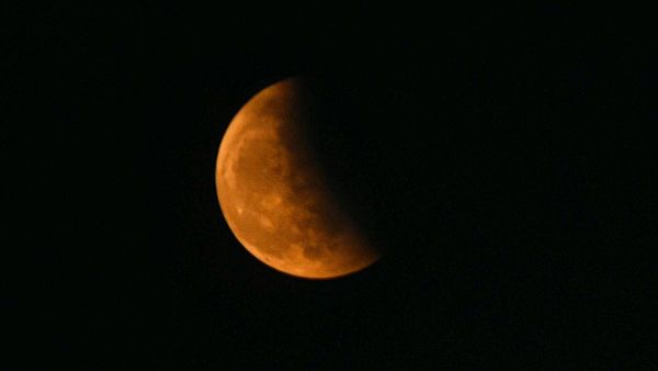 Chandra Grahan: শনির রাশিতে হতে চলেছে চন্দ্রগ্রহণ, ভাগ্য চমকাবে কোন কোন রাশির?