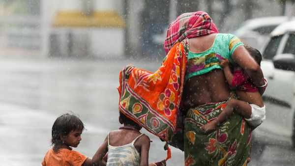 বৃষ্টি বাড়ায় অস্বস্তি বাড়বে দক্ষিণবঙ্গে, একনজরে জেনে নিন আজকের আবহাওয়ার আপডেট 