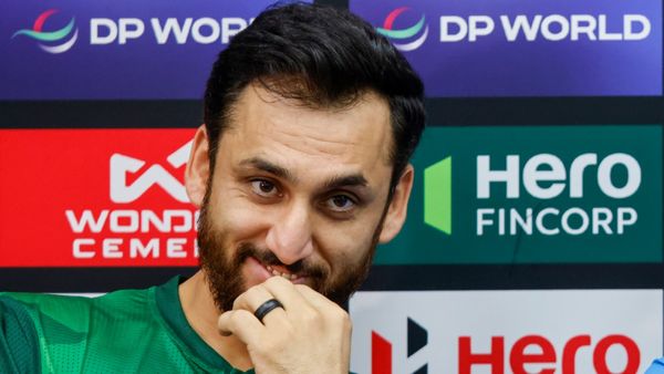 মুখ খুললেন পাক অধিনায়ক, ভারতের কাছে পরাজয়ের পর কী বললেন সলমন?