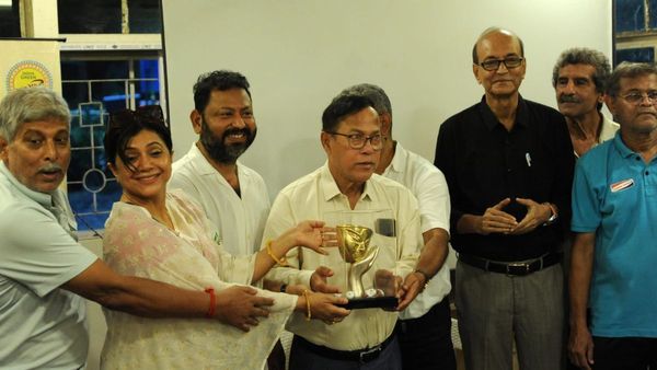 শারদ সৃজনী সম্মানে এবার বাড়ল বিভাগ, ট্রফি উন্মোচনে তারকা ফুটবলাররা