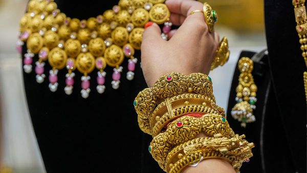 সোনার দামে নতুন রেকর্ড, ১৪ বছরের সেরা মাসের পথে বাজার