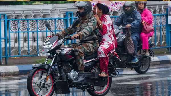 দক্ষিণবঙ্গে কালো মেঘে ঢেকেছে আকাশ, কলকাতায় শুরু বৃষ্টি