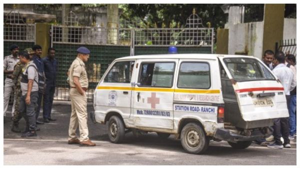 হাসপাতালের ভিতরেই হেনস্তা, চড় খেয়ে অপমান জুনিয়র চিকিৎসকের, ধর্ষণের হুমকির অভিযোগে ধৃত ট্রাফিক হোমগার্ড