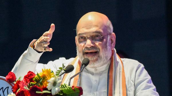 অসমে বন্ধ অনুপ্রবেশ, পশ্চিমবঙ্গে রেড কার্পেট বিছিয়ে দেওয়া হচ্ছে! রাজ্যকে চেপে ধরে দাবি শাহের