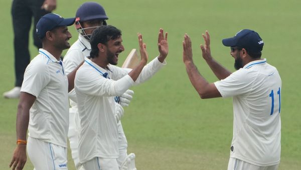 শাহবাজের ভেল্কিতে চাপে গুজরাত, ছন্দে শামি, ফলো অন করানোর পথ খোলা বাংলার সামনে