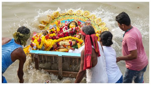 দশমীতে আবহাওয়ার চোখরাঙানি,কলকাতার ঘাটগুলিতে বিসর্জনে কড়া প্রস্তুতি পুরসভার