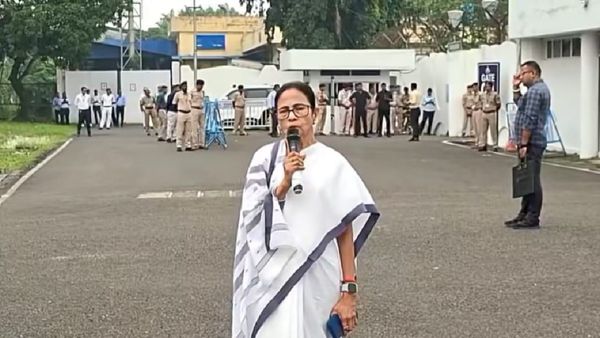 উত্তরবঙ্গে গেলেন মুখ্যমন্ত্রী, ক্ষতিপূরণ ঘোষণা, ম্যান মেড বন্যা নিয়েও তোপ