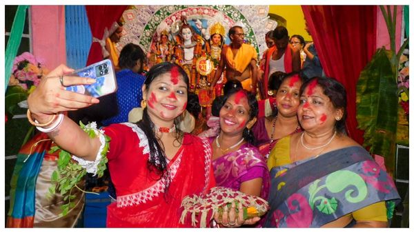 বৃষ্টি উপেক্ষা করেই বাংলার জেলায় জেলায় চলল দশমীর সিঁদুর খেলা,বাংলাজুড়ে বিজয়া দশমীর উজ্জ্বল আয়োজন