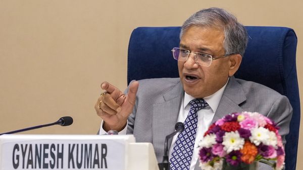 এসআইআরের ঘোষণা কালই করবে নির্বাচন কমিশন? বিজেপির লাভ হবে না বলে খোঁচা স্ট্যালিনের