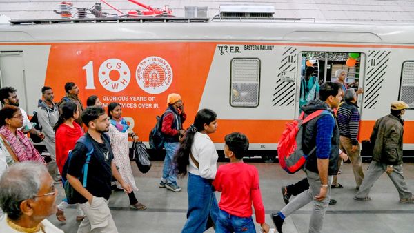 নবদ্বীপে রাসের ভিড় সামাল দিতে বিশেষ ট্রেন, ব্যান্ডেল ও কাটোয়ার মধ্যে দাঁড়াবে সব স্টেশনেই