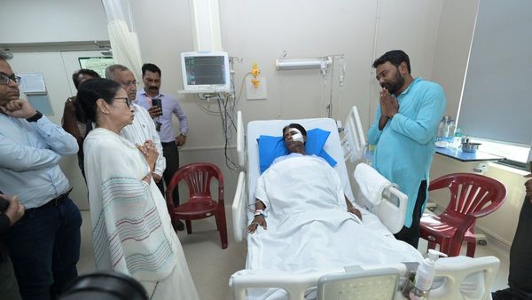 রাজনৈতিক বিতর্কের মাঝেই আহত বিজেপি সাংসদ খগেন মুর্মুকে দেখতে হাসপাতালে মুখ্যমন্ত্রী মমতা