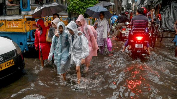দুপুরেই ঘনাল সন্ধ্যা, বজ্রপাতের সঙ্গে তুমুল বৃষ্টিতে জলমগ্ন কলকাতা, এমন আবহাওয়া কতদিন?