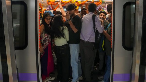 কাল রেড রোডে পুজো কার্নিভাল, রাত অবধি মেট্রো রেলের বিশেষ পরিষেবা