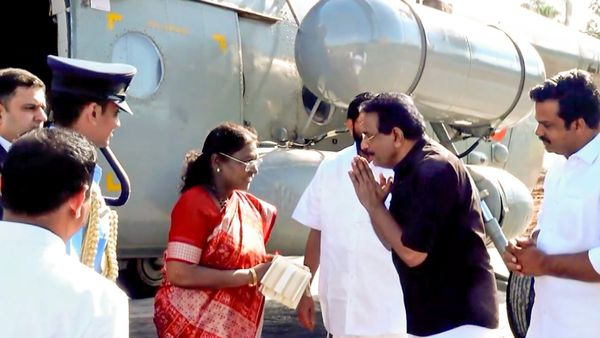 কেরলে বড় দুর্ঘটনা এড়ালেন দ্রৌপদী মুর্মু, রাষ্ট্রপতিকে বার্তা পাঠালেন মমতা