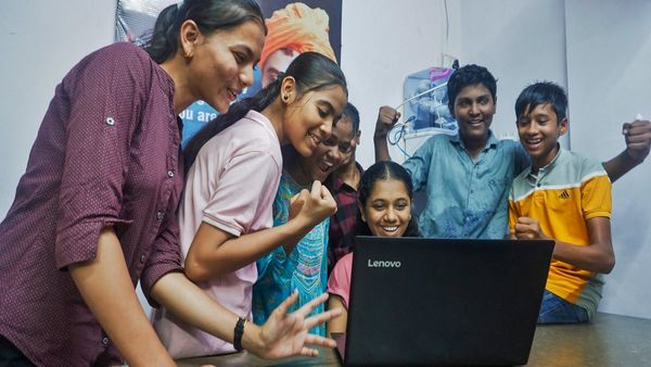 আজ উচ্চ মাধ্যমিকের তৃতীয় সিমেস্টারের ফলপ্রকাশ হল! কিভাবে দেখবেন রেজাল্ট? রইল পদ্ধতি