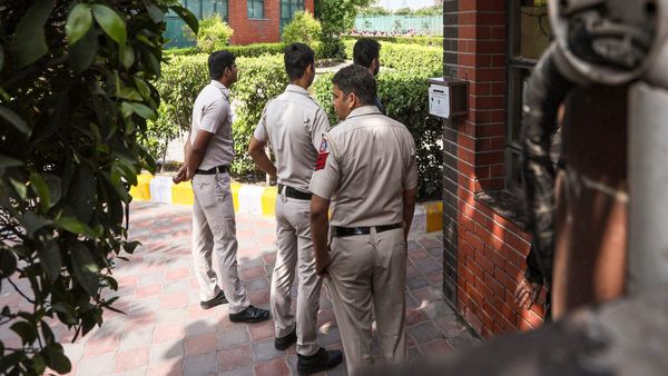 সোশ্যাল মিডিয়ায় আলাপ! সেনা পরিচয়ে তরুণী চিকিৎসককে ধর্ষণ, শোরগোল এই রাজ্যে