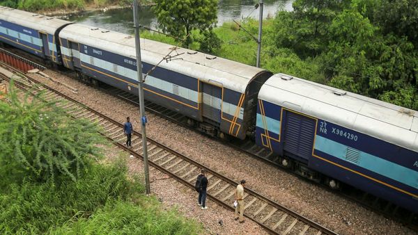 দীপাবলি ও ছটপুজো উপলক্ষে রেলের বড় ঘোষণা! এই সব এলাকা থেকে চলবে বিশেষ ট্রেন, আর কি সুবিধা পাবেন?