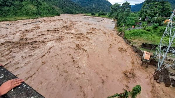 দার্জিলিংয়ে বন্যায় নিহতদের প্রতি শ্রদ্ধাজ্ঞাপন সিকিমের মুখ্যমন্ত্রী তামাংয়ের
