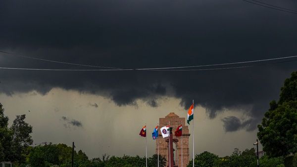 দিল্লিতে প্রথমবার হতে চলেছে কৃত্রিম বৃষ্টি! কীভাবে হবে? এতে কোন উপকার হবে জানেন?
